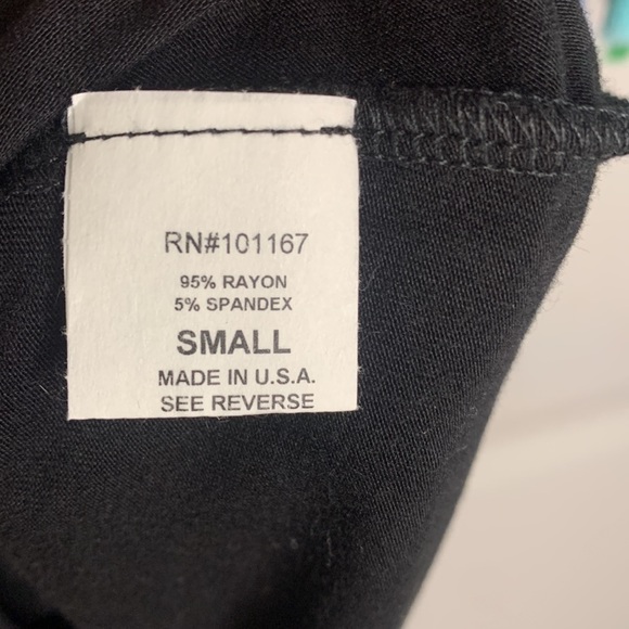 ⭐️ 5/$25 Off The Shoulder Top women’s size small - Picture 5 of 5